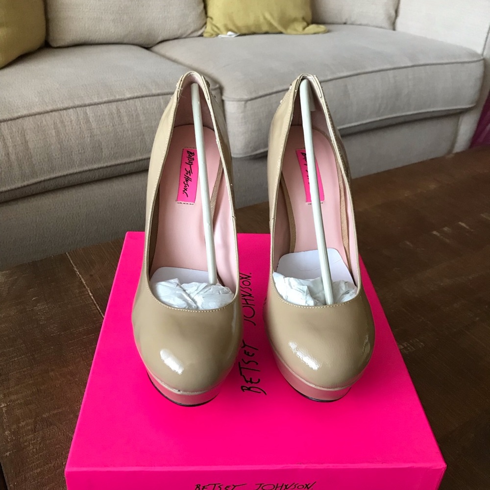 Betsey Johnson round toe pumps, sz 9.5